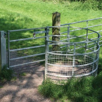 Woodstock Kissing Gate-Large mobility (meshed hoops)